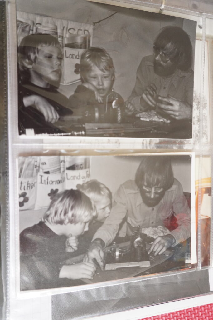 JOachim underviser Kasper og Kåre om dampmaskinen.